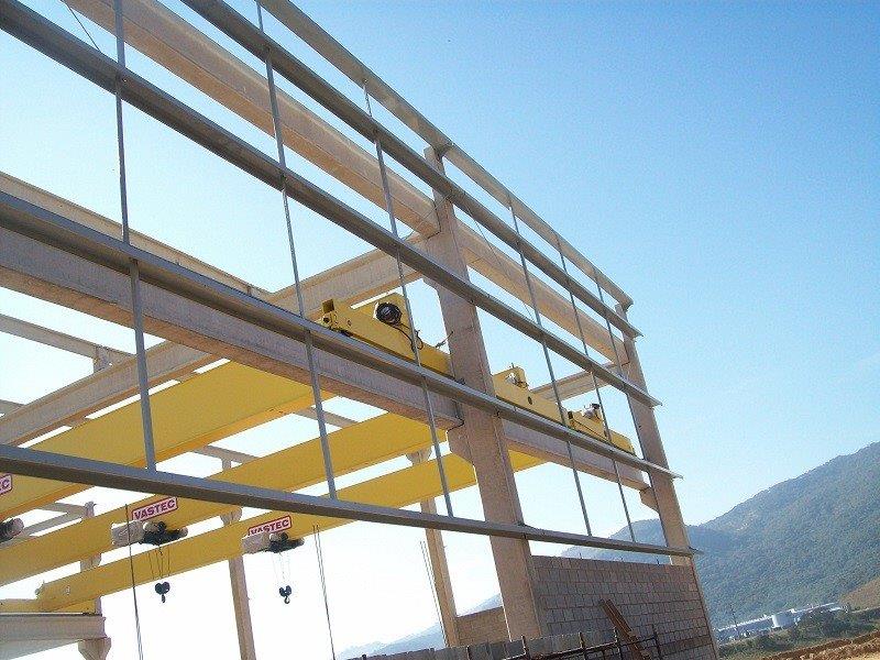 Ponte rolante industrial Vastec instalada em galpão metálico